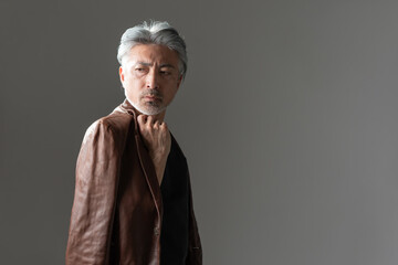 ジャケットを着た男性