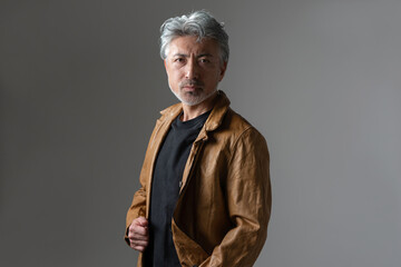 ジャケットを着た男性