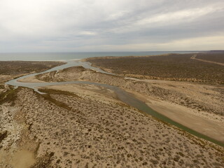 MONTAÑAS ROCOSAS DESERTICAS COSTERAS DEL OCEANO PACIFICO BAJA CALIFORNIA SUR MEXICO