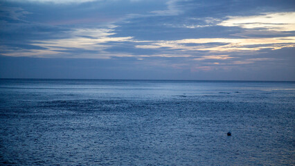 夏の奄美大島の夜明け前。