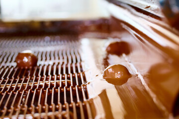 Candy enrobing process using curtain coating technique for chocolate confectionery production