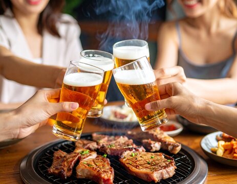 ステーキと乾杯で盛上がる屋外バーベキュー