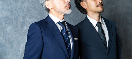 スーツを着た男性二人