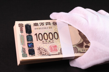 白手袋で札束を持つ