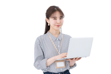 ノートパソコンを使うビジネスパーソン。