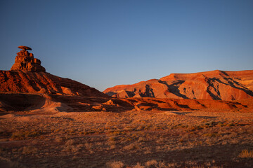 Naklejka premium Mexican Hat Rock against red rock sunset landscape 