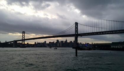Obraz premium San Francisco Bay Bridge Silhouette at Sunset