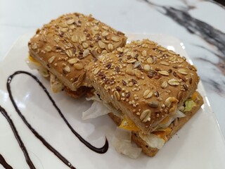 Sandwichs on plate with selective focus
