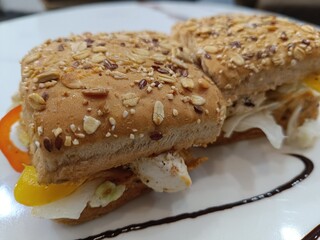 Sandwichs on plate with selective focus