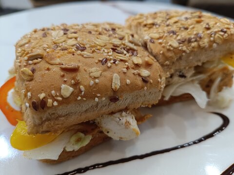 Sandwichs on plate with selective focus