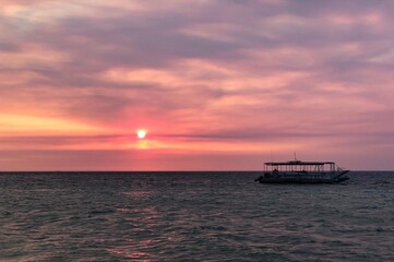 Obraz premium Fishing boat at sunset