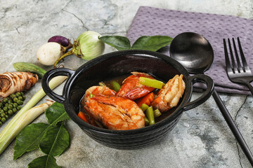 Prawn with asparagus and spices