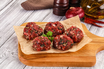 Raw beef meatballs for cooking