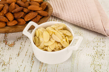 Sliced almond nut for culinary