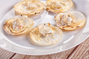 Grilled scallops with cream cheese