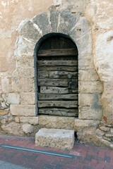 old wooden door that gives access to the castle