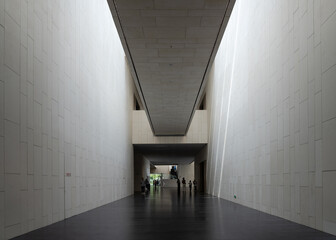 The interior public space design of modern museums reflects a sense of spaciousness and the texture of materials