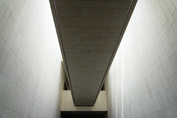 The interior public space design of modern museums reflects a sense of spaciousness and the texture of materials