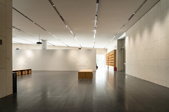 The interior public space design of modern museums reflects a sense of spaciousness and the texture of materials
