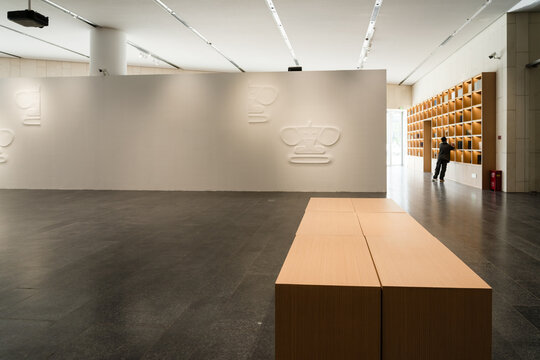 The interior public space design of modern museums reflects a sense of spaciousness and the texture of materials