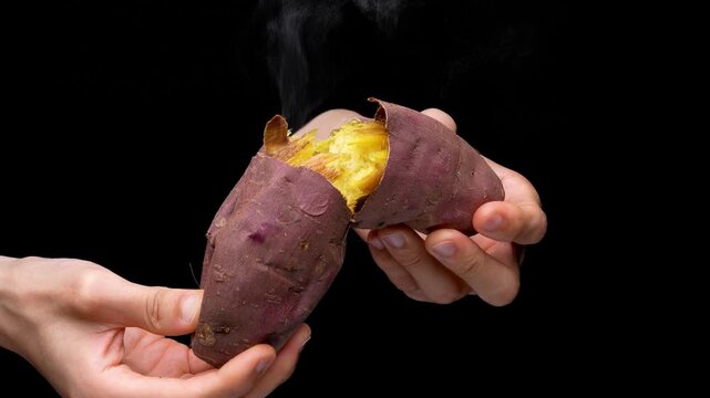 湯気が出る焼きたての"焼き芋"の4Kスローモーション動画