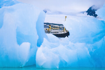 Ships sailing among ice floes on Svalbard © Lars Johansson