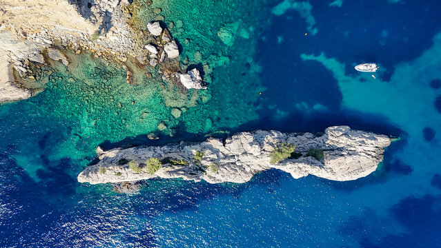 Un paysage paradisiaque au bord de la mer avec des falaises et des calanques, avec une eau bleu, en vacances 