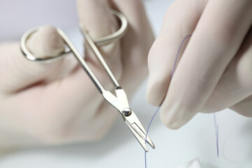 Suture avec fil et pince médecine santé. chirurgie