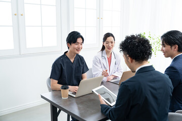 打ち合わせをする医療関係者