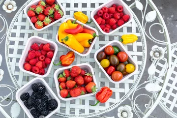 Blickdichte Vorhänge Verzameling van fruit en groente in witte bakjes uitgestald op ronde tafel © ArieStormFotografie