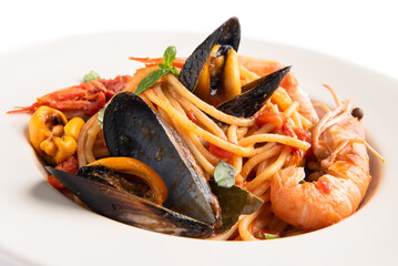 Spaghetti con salsa ai frutti di mare, pasta italiana 