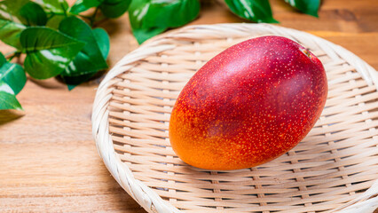 竹ざるに乗せられた宮崎マンゴー