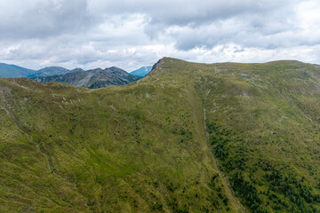 Drohnenaufnahmen der Nockalmstrasse mit der Eisentalhöhe und dem großen Königsstuhl in Kärnten Österreich