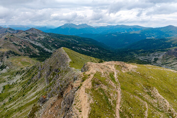 Drohnenaufnahmen der Nockalmstrasse mit der Eisentalhöhe und dem großen Königsstuhl in Kärnten Österreich