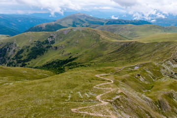 Drohnenaufnahmen der Nockalmstrasse mit der Eisentalhöhe und dem großen Königsstuhl in Kärnten Österreich