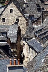 Estaing, pittoresco borgo francese sul fiume Lot, noto per la sua architettura medievale ben conservata, case in pietra e il caratteristico ponte a più arcate, simbolo storico della regione.