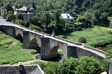 Estaing, pittoresco borgo francese sul fiume Lot, famoso per il suo storico ponte medievale a più arcate che collega le due sponde, simbolo di storia e tradizione locale.