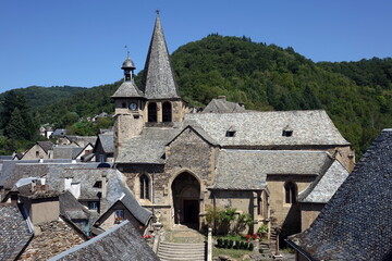 Chiesa di Saint-Fleuret, affascinante edificio religioso nel borgo di Estaing, Francia. Esempio di...
