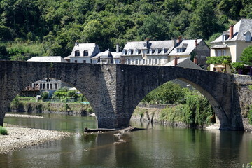 Estaing, pittoresco borgo francese sul fiume Lot, famoso per il suo storico ponte medievale a più arcate che collega le due sponde, simbolo di storia e tradizione locale.