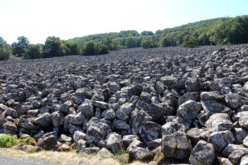 Clapas de Thubiès, zona di frana naturale sul versante del Puech de Roquelaure, antico vulcano spento. Paesaggio geologico unico con rocce e terreni franato.