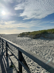 Seebrücke am Strand mit teilen der Dünen im Naturschutzgebiet