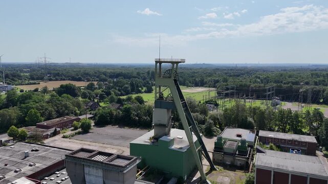 F&ouml;rderturm einer stillgelegten Zeche im Ruhrgebiet im Hochsommer	
