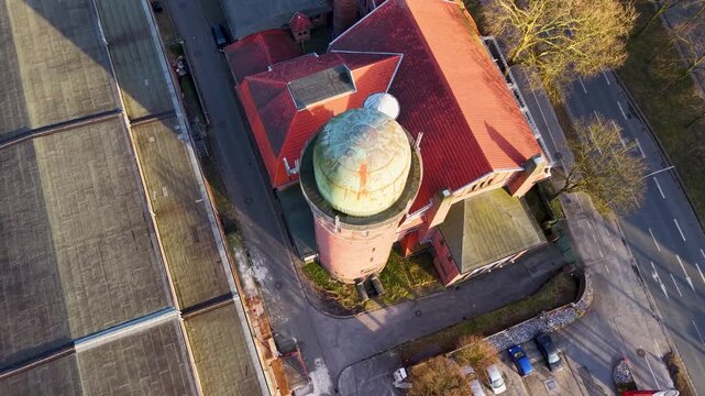 Alter Schlachthof mit einem pr&auml;gnanten Wasserturm an einem sonnigen Wintertag	