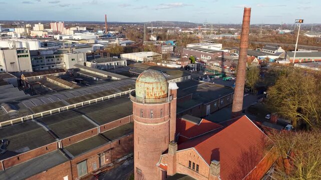 Flug um einem alten Schlachthof mit einem pr&auml;gnanten Wasserturm an einem sonnigen Wintertag