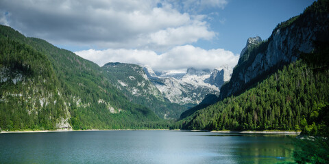 Fototapeta premium Blick über den Gosausee, im Hintergrund die Alpen und der Gosaugletscher