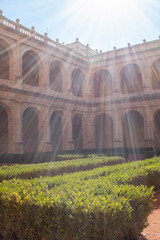 Claustro de San Miguel de los Reyes (Valencia, España) en contraluz