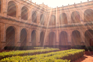Claustro de San Miguel de los Reyes (Valencia, España) en contraluz