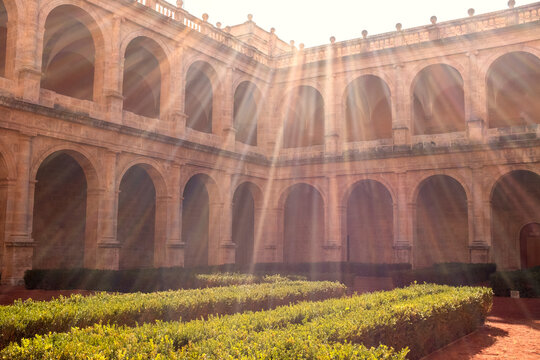 Claustro de San Miguel de los Reyes (Valencia, Espa&ntilde;a) en contraluz