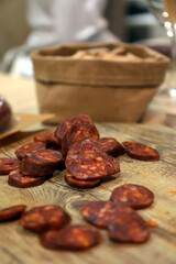 rodajas de chorizo ibérico en una tabla de cocina de madera para aperitivo
