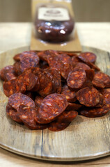 chorizo ibérico en una tabla de madera para tomar de aperitivo